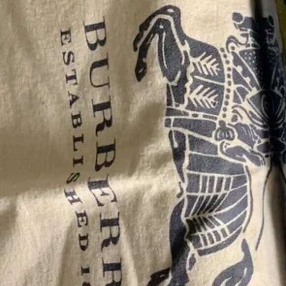 Burberry Extra Large shoulder bag. Comes with dust bag. - Picture 3 of 8